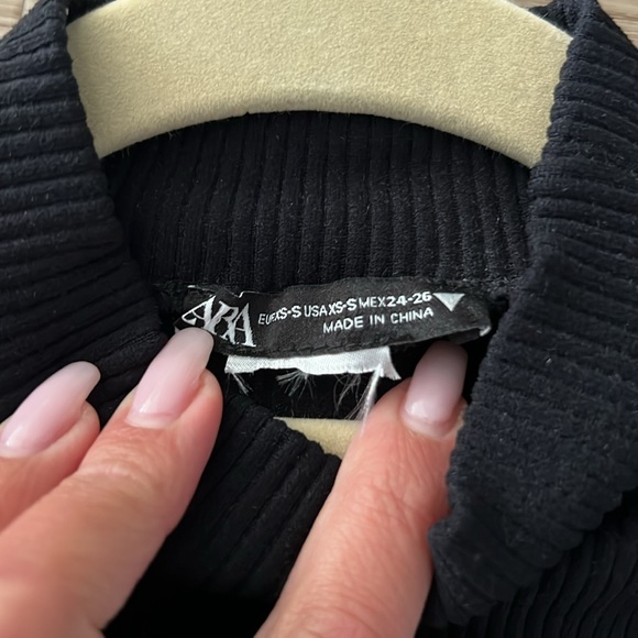 High neck black tank top crop top - Picture 3 of 3